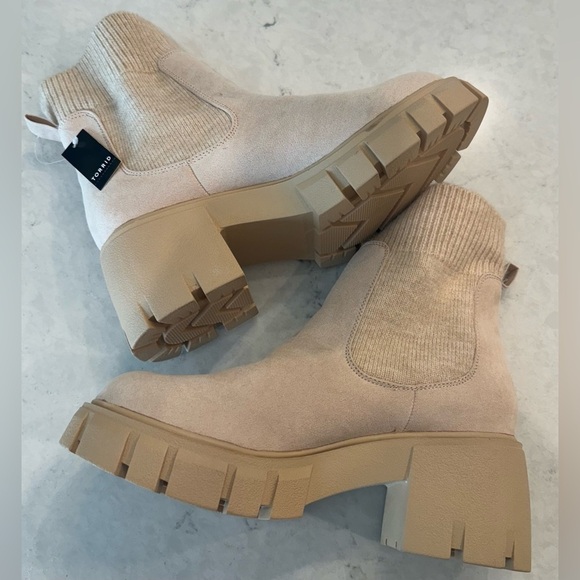 NWT $76 Torrid SWEATER GORE CHELSEA Boots TAN BEIGE Size 7 WW Extra Wide Fit - Picture 9 of 14